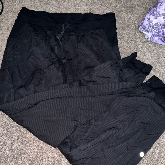 Size 8 lululemon black joggers - Picture 1 of 5
